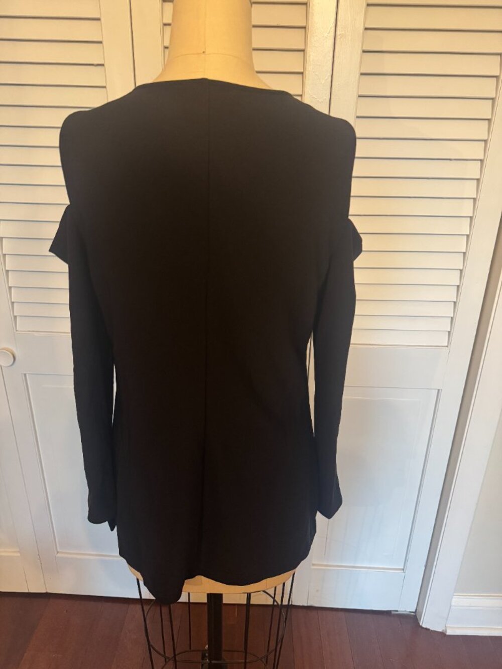 Boston Proper Beyond Travel Cold Shoulder Black Top Gold Zip S - Picture 4 of 7